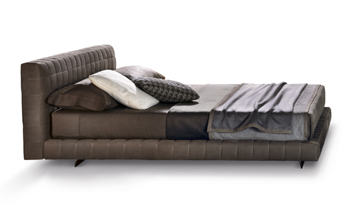 Twiggy Bed, design Rodolfo Dordoni, kůže, broušený hliník, dvě výšky čela, taštičkové pružiny, cena na dota