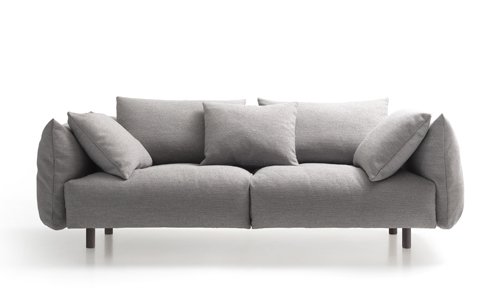 Sofa Soffio, design Norm Architects, masivní dřevo, překližka, elastické pásky polyuretanová pěna různé tuhosti, textilie i kůže, cena od 99 602 Kč 