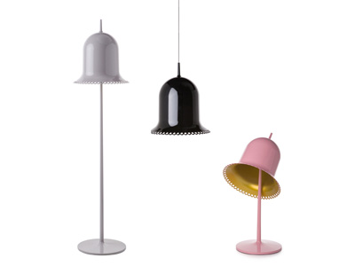 Stojací lampa Lolita, vstřikovaný ABS plast, polyuretanová báze, výška 152 cm, cena 40 520 Kč 