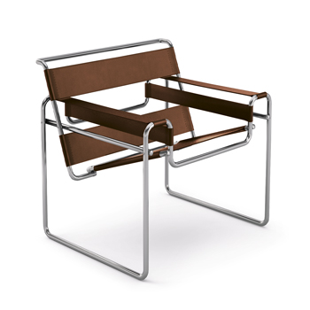 Wassily Chair, design Marcel Breuer, 1925, křesílko s typickou trubkovou konstrukcí a koženými popruhy, cena na dotaz 