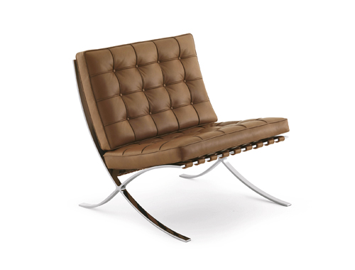 Barcelona Chair, design Mies van der Rohe, 1929, křesílko navržené pro německý pavilon na Světové výstavě v Barceloně, materiál kůže a chrom, cena na dotaz