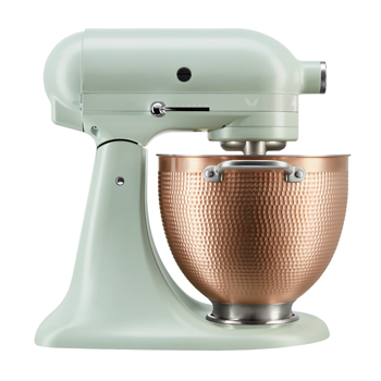 Artisan 5KSM180 Blossom (KitchenAid), limitovaná edice robotu s mísou z tepané mědi  (4,7 litru), deset optimalizovaných rychlostí  (58–220 ot/min), příkon 300 W, cena 23 290 Kč 