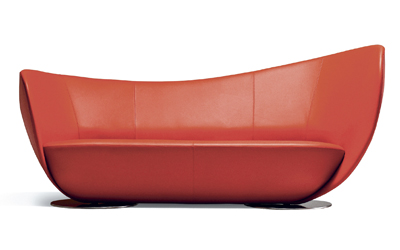 Sofa z kolekce Mon Coeur, design Peter Harvey, tvarově stálá polyuretanová pěna různé hustoty, zesílené prošívání, cena od 257 900 Kč