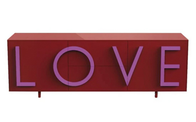 Komoda z kolekce Love, design Fabio Novembre, lakovaná MDF, 243 × 45 cm, výška 83 cm, cena 169 884 Kč