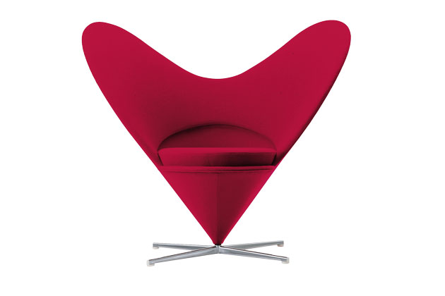 Křeslo Heart Cone Chair (Vitra) pojmenované podle expresivní siluety sedáku ve tvaru srdce, design Verner Panton, cena 88 000 Kč 